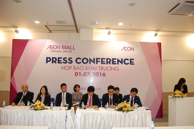 Đại diện Công ty TNHH Aeon Việt Nam thông tin về những tiện ích của Trung tâm bách hóa tổng hợp Aeon Bình Tân trong buổi họp báo sáng 14/06/2016