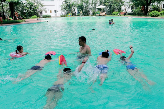 
Các em học viên hào hứng tập bơi theo lời chỉ dẫn của các giảng viên
