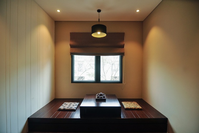 Không gian phòng trà tĩnh lặng với bố trí bàn, chỗ ngồi kiểu Nhật.
