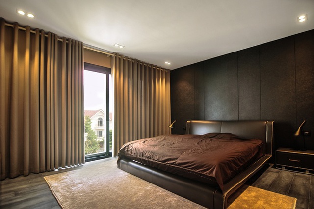 Phòng ngủ có thiết kế tối giản với cửa sổ lớn để tận dụng tối đa tầm nhìn ra khung cảnh đẹp bên ngoài.