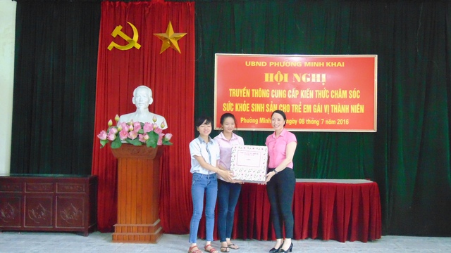 Chi cục DS - KHHGĐ tỉnh Hà Nam tặng quà cho trẻ em gái vị thành niên phường Minh Khai, thành phố Phủ Lý