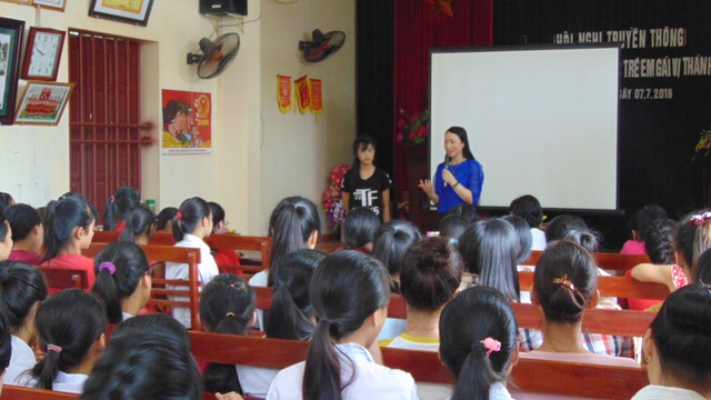 
Trao đổi cung cấp thông tin cho trẻ em gái vị thành niên tại xã Nhân Khang, huyện Lý Nhân
