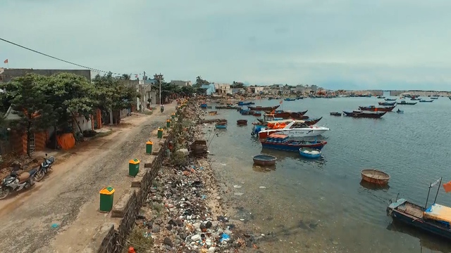 
“Thùng rác An Trĩ Vương” được đặt dọc bờ biển huyện đảo Lý Sơn
