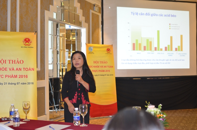 
PGS.TS Lê Bạch Mai, Phó viện trưởng Viện Dinh dưỡng Quốc gia trình bày về tỷ lệ cân bằng giữa các chất béo. Trong đó, dầu gạo có tỷ lệ gần nhất với tỷ lệ khuyến cáo của tổ chức Y tế Thế giới (WHO).
