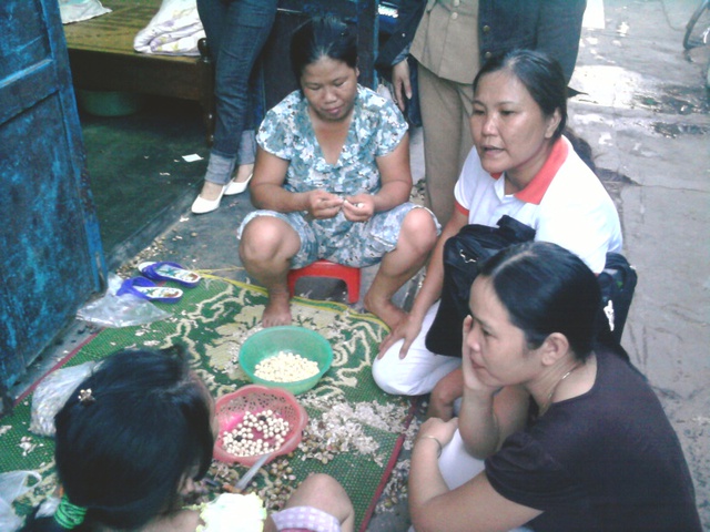 
Chị Hiền, thành viên đội tuyên truyền Thành phố Huế đang tư vấn cho người dân về các chính sách DS-KHHGĐ
