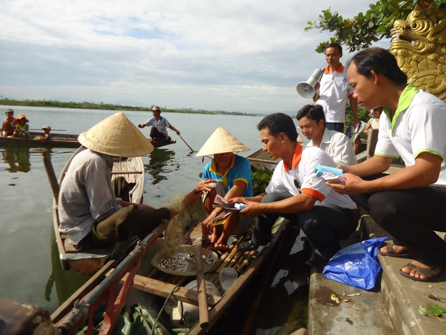 
Thành viên Đội tuyên truyền viên thị xã Hương Trà tư vấn trực tiếp cho người dân
