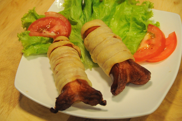 The Mummy gồm bột cuộn xúc xích chiên giòn. Món ăn dùng cùng với các loại sốt do đầu bếp của Norikake tự pha chế. 