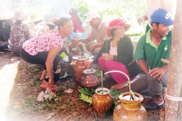 Rất đông dân làng cùng đến chung vui, chúc tụng trong ngày lễ đặc biệt này. Ảnh: Cao Tuân