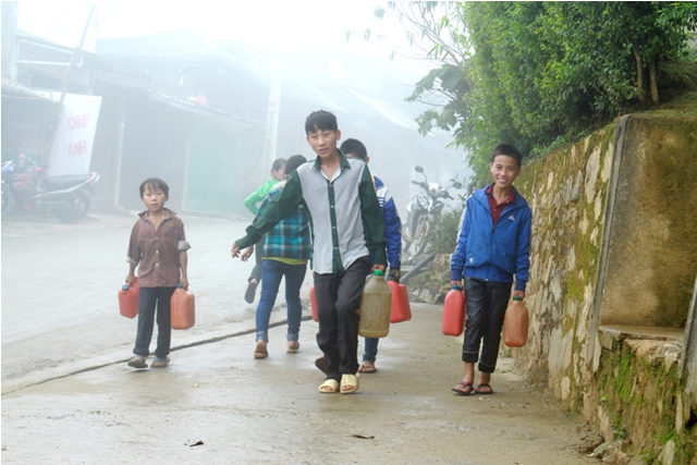 
Các em học sinh miền núi tại một số trường học phải tự đi lấy nước về sinh hoạt hàng ngày.
