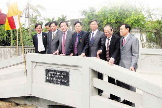 TS Phạm Văn Trung cùng các lãnh đạo thành phố trong ngày khánh thành cầu Xuân Đoài. Ảnh: M.L