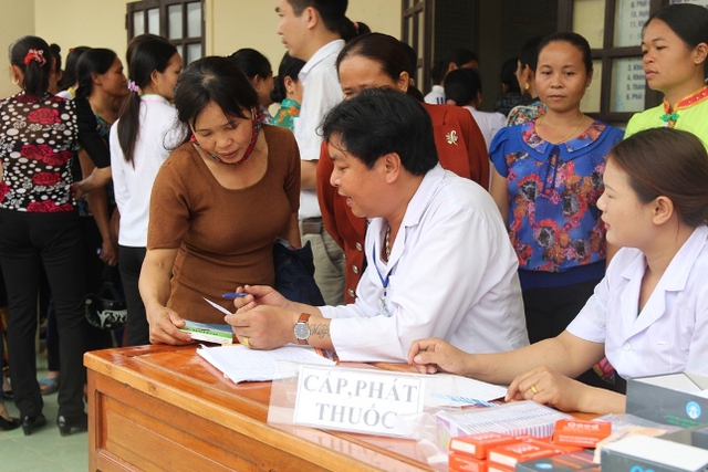 Người dân đăng ký khám chữa bệnh tại điểm cung cấp dịch vụ chăm sóc SKSS trạm y tế xã Châu Thái