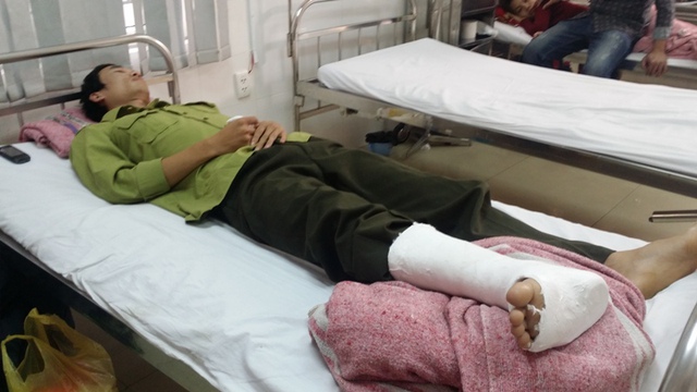 Kiểm lâm viên Lê Anh Tuấn đang nằm điều trị tại Bệnh viện Đại học Y dược Huế trong tình trạng đa chấn thương.