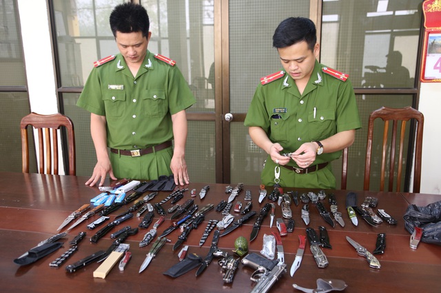 
CA tỉnh Lạng Sơn kiểm tra các loại vũ khí nóng thu giữ được
