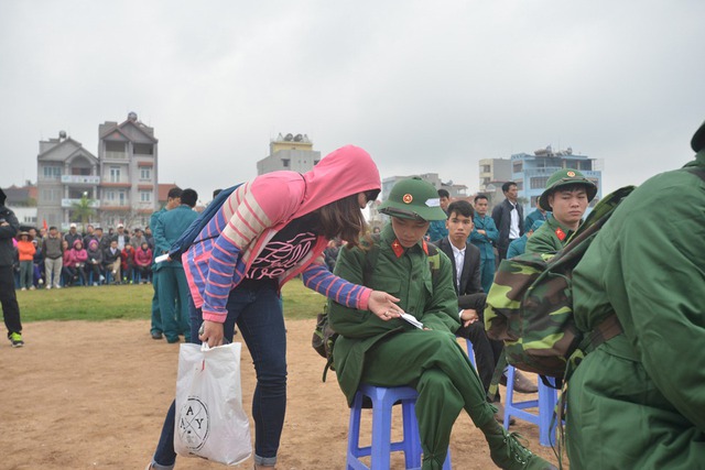 Chàng trai nhận vội vàng lá thư chan chứa yêu thương từ người bạn gái trước khi phải lên đường nhập ngũ.