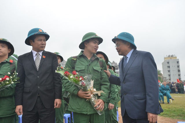 Lãnh đạo quận Bắc Từ Liêm thăm hỏi, động viên các tân binh.