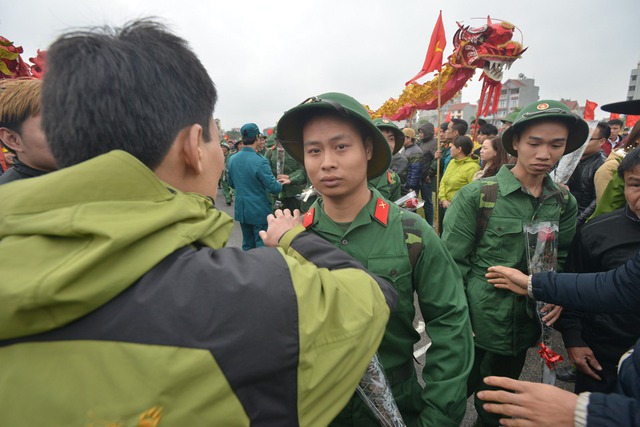 Nghe lời dặn dò của gia đình trước lúc lên đường.