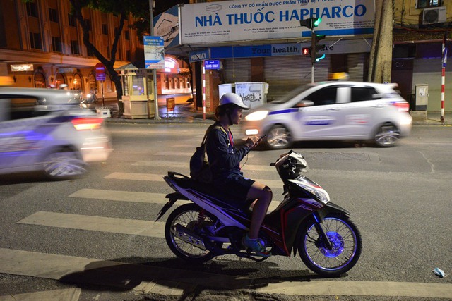 
Hà Nội những ngày này từ sáng sớm đến đêm khuya, hầu hết mọi nơi đều có thể thấy hình ảnh của trò chơi Pokémon GO.
