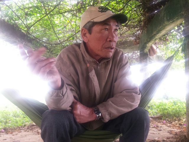 Ông Huy trầm ngâm kể chuyện về công việc chôn cất và chăm sóc những nấm mồ hài nhi trong công viên Phú Xuân.