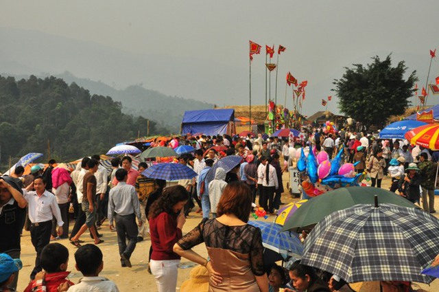 Lễ hội Đền Chín Gian thu hút đông đảo người dân tham gia