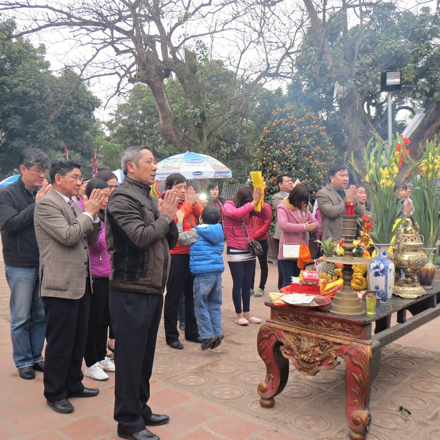 Nhiều ngày nay, hàng vạn người từ khắp nơi đổ về làm lễ, thắp hương.