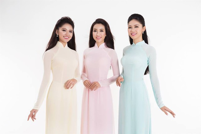 
Trong trang phục áo dài truyền thống gam màu pastel trơn, hoa hậu và hai Á hậu cũng rất dịu dàng, tươi tắn.
