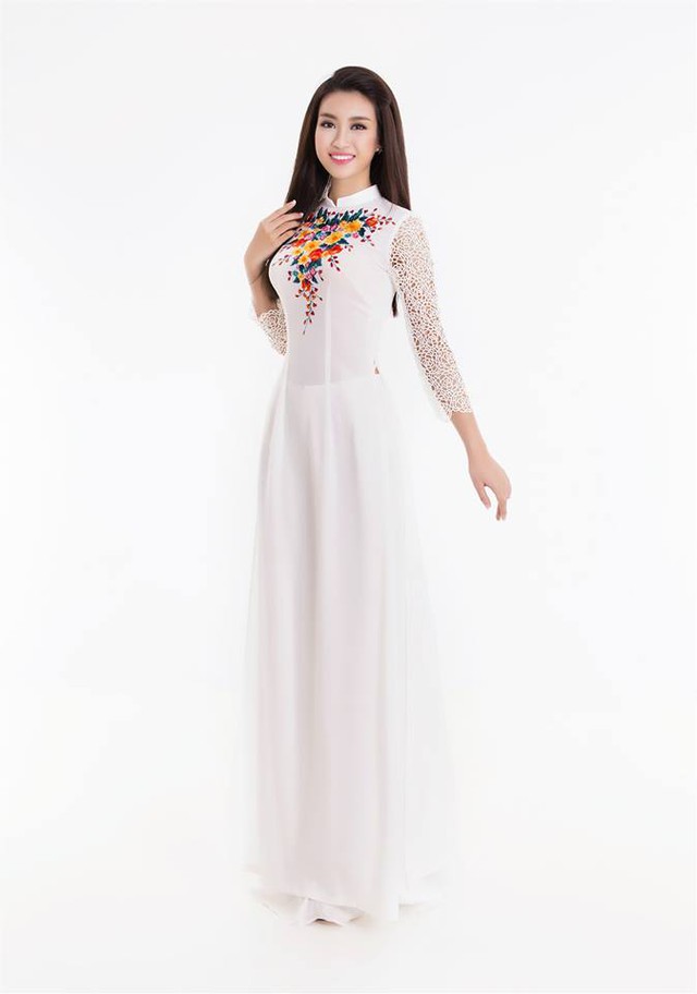 
Hoa hậu Mỹ Linh rạng ngời trong bộ áo dài trắng thêu hoa ở ngực, tay áo được cách điệu bằng chất liệu ren.
