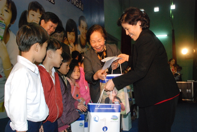 Bà Mai Kiều Liên – Tổng Giám Đốc Vinamilk trao sữa cho trẻ em nghèo tại huyện đảo Lý Sơn, Quảng Ngãi trong chương trình “Quỹ sữa Vươn cao Việt Nam”