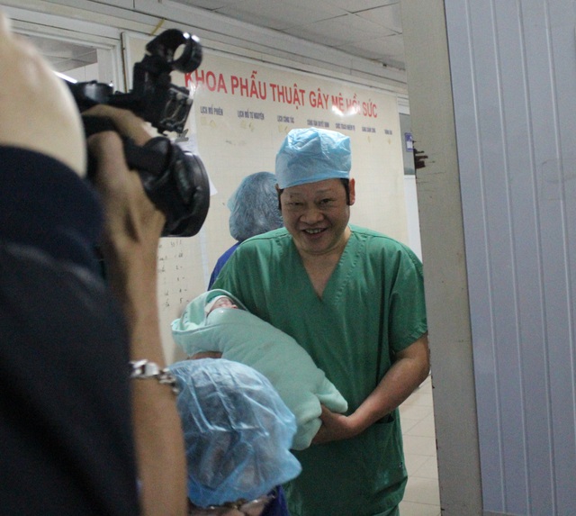 
GS.TS Nguyễn Viết Tiến - Thứ trưởng Bộ Y tế, Giám đốc Trung tâm Hỗ trợ sinh sản Quốc gia trực tiếp mổ lấy thai, đón em bé đầu tiên chào đời bằng phương pháp mang thai hộ
