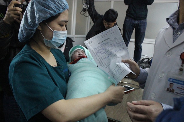 
Sau 2 phút lọt lòng, được gặp bố mẹ đẻ, bé Quỳnh Anh được đưa ngay về khoa Sơ sinh
