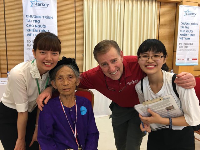
Bà Phạm Thị Thanh (85 tuổi, quê Lộc Hà, Hà Tĩnh) hầu như không nghe thấy gì khoảng 3 năm nay. Khi được các chuyên gia kiểm tra và đeo chiếc máy trợ thính, bà đã có thể nghe thấy mọi người nói dễ dàng hơn
