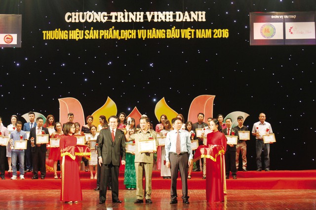 Doanh nhân Nguyễn Đăng Xuân (đứng giữa) vinh dự đại diện cho Công ty nhận giải Thương hiệu sản phẩm, dịch vụ hàng đầu Việt Nam 2016.
