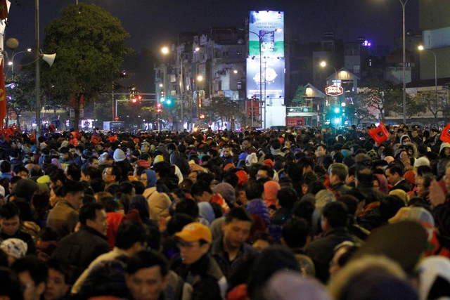 
Tối 15/2 (mùng 8 tháng Giêng), hàng nghìn người ngồi dưới đường Tây Sơn phía trước cổng chùa Phúc Khánh (Hà Nội) để làm lễ dâng sao giải hạn và cầu bình an cho gia đình.
