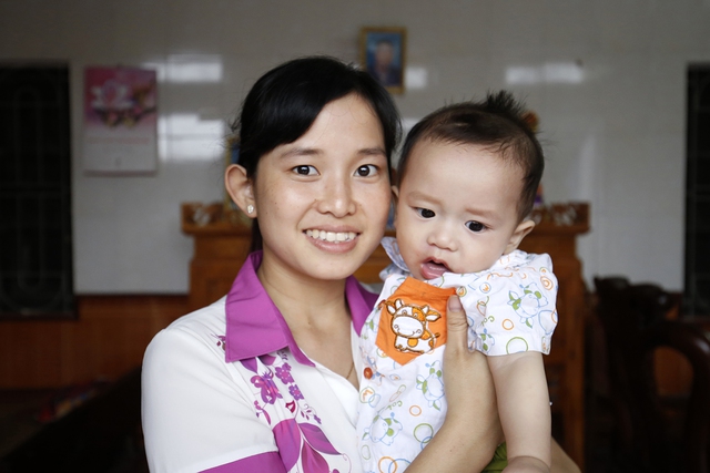 
Chị Thơm và bé Việt Anh
