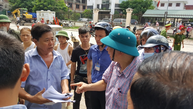 
Ông Nguyễn Văn Long, Bí thư Đảng ủy (mũ xanh) và ông Phùng Chí Tâm, Chủ tịch UBND phường Mỗ Lao (tay chống nạnh) tại buổi cưỡng chế 2/8.
