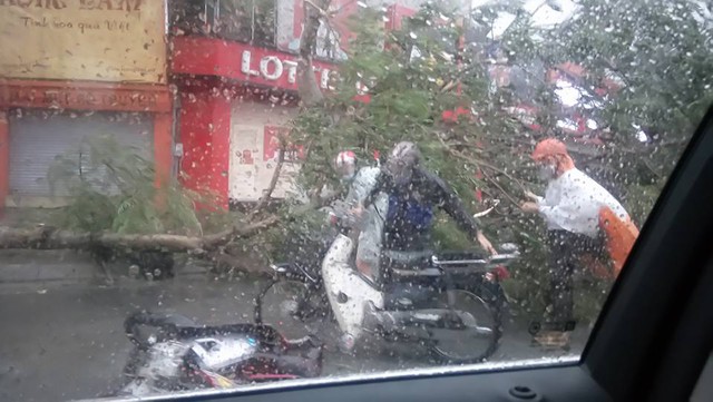 
Người đi đường phải dừng xe giúp nhau vượt bão.
