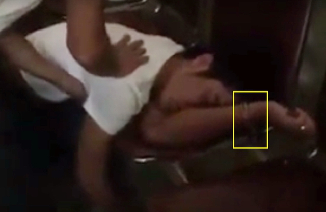 Hình ảnh chụp lại từ clip cho thấy, Tùng bị còng tay và nằm gục trên ghế.