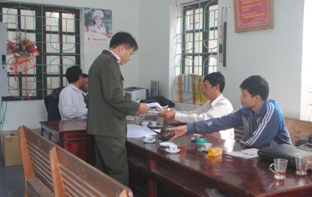 
Đối tượng Thuận (áo trắng) tại cơ quan điều tra
