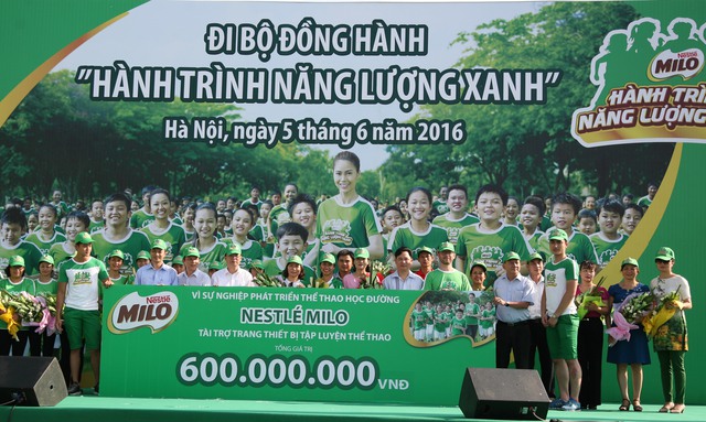 
Thông qua chương trình, Nestlé MILO cũng gửi tặng 30 bộ trụ bóng rổ với tổng trị giá 600 triệu cho một số trường tiểu học tại Hà Nội nhằm trang bị thêm cơ sở vật chất cho các em nhỏ tập luyện thể thao nhiều hơn để năng động hơn.
