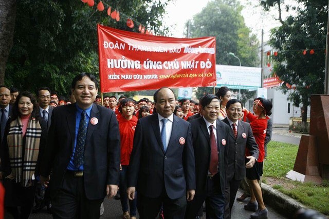 
Phó Thủ tướng Nguyễn Xuân Phúc cùng nhiều lãnh đạo các Bộ, ban, ngành, đoàn thể đã có mặt từ rất sớm tham gia diễu hành hưởng ứng Chủ nhật đỏ sáng 17/1
