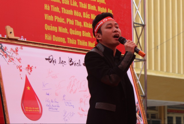 
Ca sĩ Tùng Dương cùng nhiều nghệ sĩ tham gia biểu diễn và hiến máu tại chương trình
