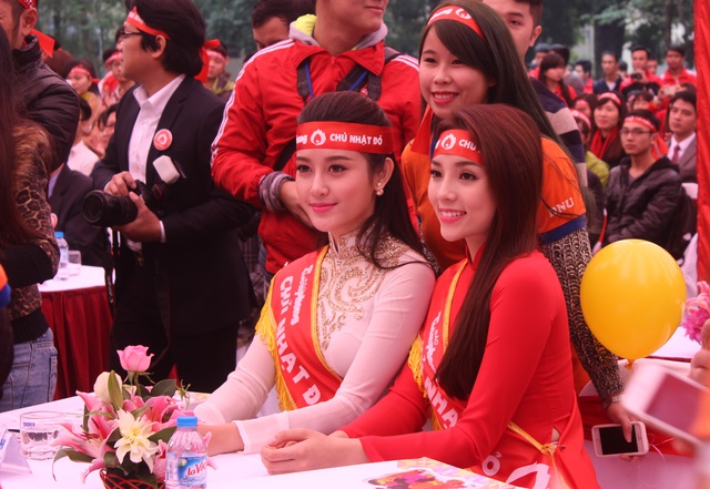 
Hoa hậu Việt Nam 2014 Kỳ Duyên (áo dài đỏ) và Á hậu Huyền My cũng tham gia chương trình Chủ nhật Đỏ
