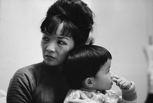 
Bà Nhu với con gái út Ngô Đình Lệ Quyên năm 1963
