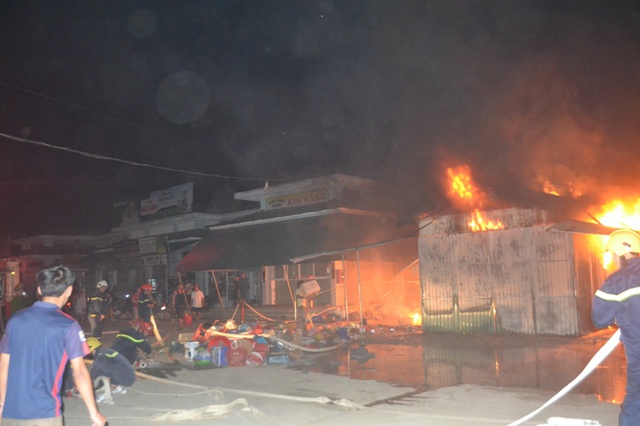 Ngọn lửa bùng cháy dữ dội và nhanh chóng lan ra các gian hàng trong chợ.
