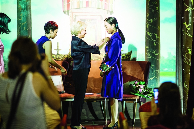 
Đạo diễn Nguyễn Hoàng Điệp nhận Huân chương Hiệp sĩ Nghệ thuật và văn chương do Bộ Văn hóa Pháp trao tặng (ảnh nhân vật cung cấp).
