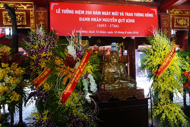 
Tượng đồng Danh nhân Nguyễn Quý Kính được đặt trang nghiêm tại Nhà Bái Đường (Văn Miếu - Quốc Tử Giám). Ảnh N.Mai
