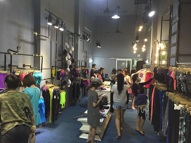 Shop thời trang lúc nào cũng đông kín khách của Anh Hào