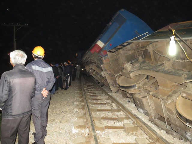 Toa xe hành lý trên tàu bị đổ nghiêng sau cú tông giữa xe container với tàu hỏa