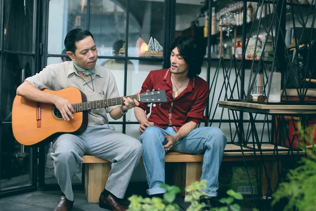 
Thái Hòa và Johnny Trí Nguyễn trong một cảnh phim
