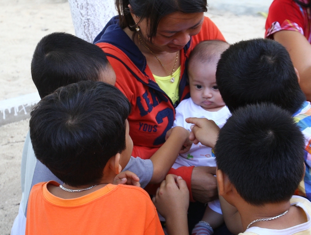 
Là thành viên nhỏ tuổi nhất, bé Gia Khanh luôn được các anh chị yêu thương, chiều chuộng. Những đứa trẻ ở đây thân thiết như anh em một nhà, và bố mẹ của từng đứa gọi tất cả là con.
