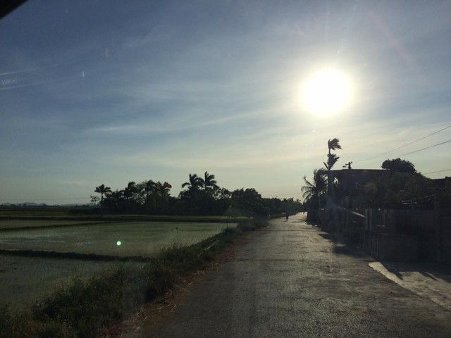 Bức ảnh ngược sáng cho thấy xế chiều, mặt trời vẫn như quầng lửa, gió nam Lào ào ạt, ngoài đường rất ít người. Ảnh: Hồ Đức Lộc